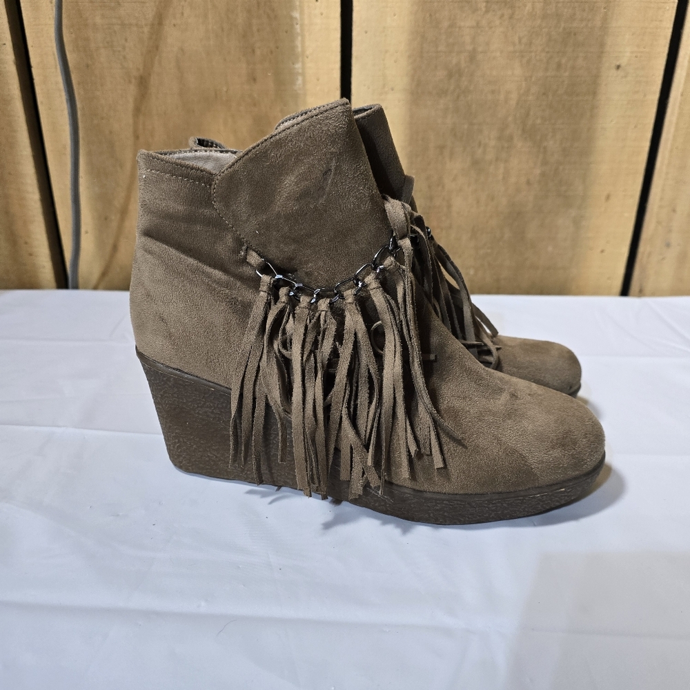 Pierre Dumas Faux Suede Wedge Heel Ankle Boots Fringe Size 9 PRICE FIRM
